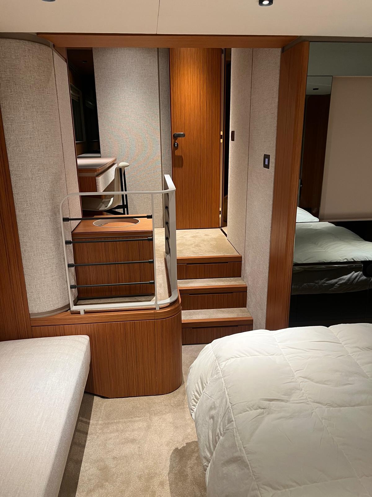 2025 FERRETTI YACHTS 670 